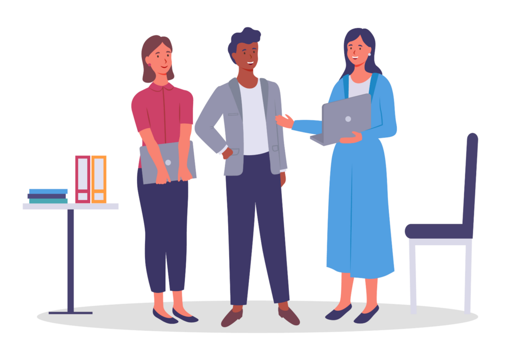 Chefe conversando com colaboradores